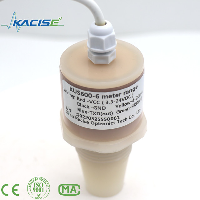 De ultrasoonsensor KUS600, vervaardigd van PVDF/PTFE-materialen, wordt gebruikt voor afstands- en vloeistofspeilingsmetingen.