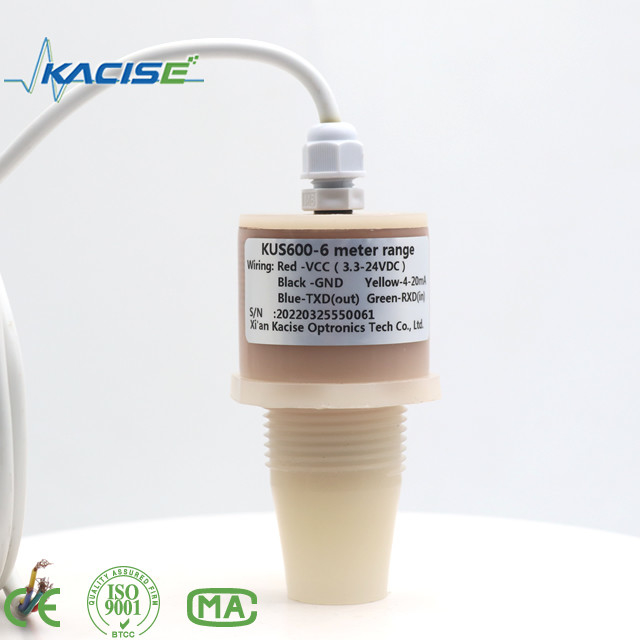 De ultrasoonsensor KUS600, vervaardigd van PVDF/PTFE-materialen, wordt gebruikt voor afstands- en vloeistofspeilingsmetingen.