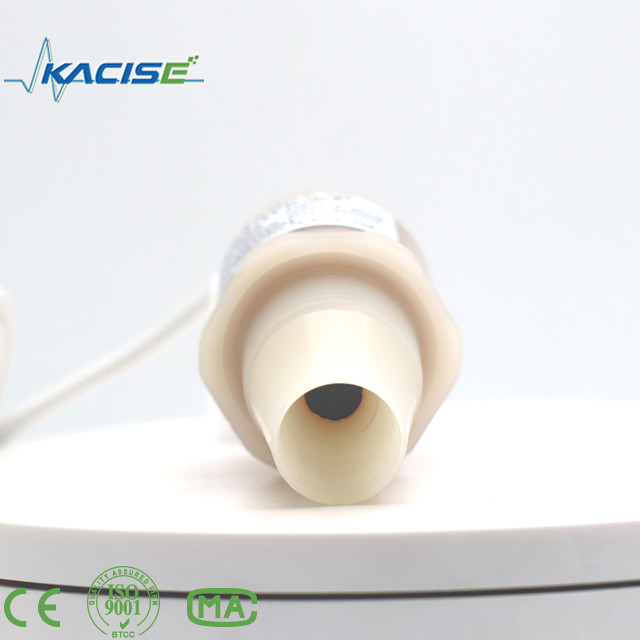 De ultrasoonsensor KUS600, vervaardigd van PVDF/PTFE-materialen, wordt gebruikt voor afstands- en vloeistofspeilingsmetingen.