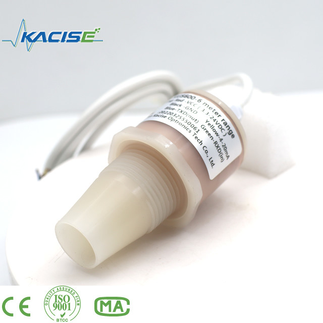De ultrasoonsensor KUS600, vervaardigd van PVDF/PTFE-materialen, wordt gebruikt voor afstands- en vloeistofspeilingsmetingen.