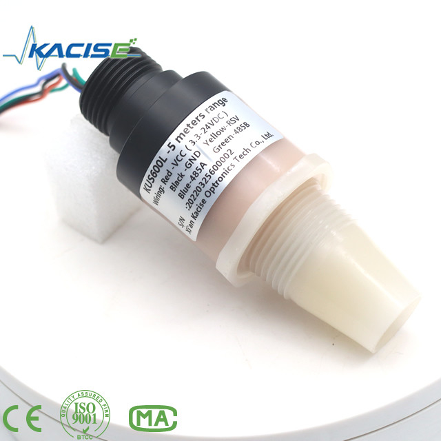 De ultrasoonsensor KUS600, vervaardigd van PVDF/PTFE-materialen, wordt gebruikt voor afstands- en vloeistofspeilingsmetingen.