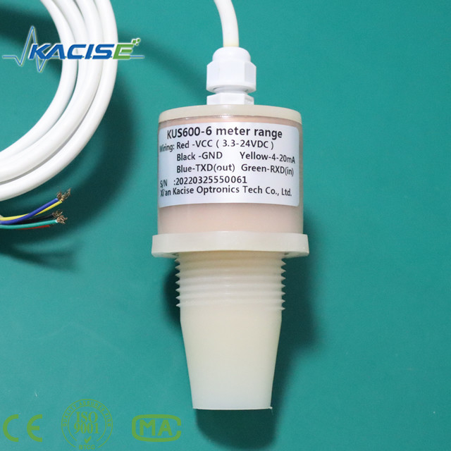 De ultrasoonsensor KUS600, vervaardigd van PVDF/PTFE-materialen, wordt gebruikt voor afstands- en vloeistofspeilingsmetingen.