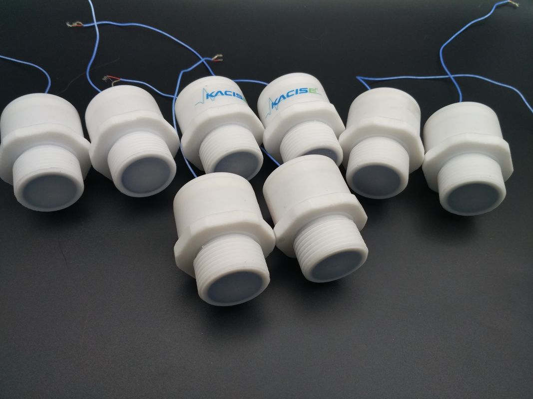 2.5m bereik Kleine ultrasone sensor met meerdere uitgangen en corrosiebestendige PVDF behuizing