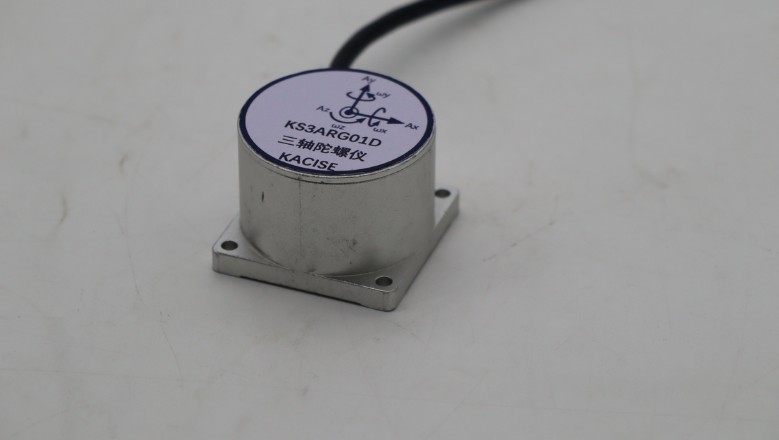 MEMS Drie-assige gyroscopen worden gebruikt in traagheidsnavigatiesystemen met een bereik van ±300 (゚/s) en een schok van 10000 g