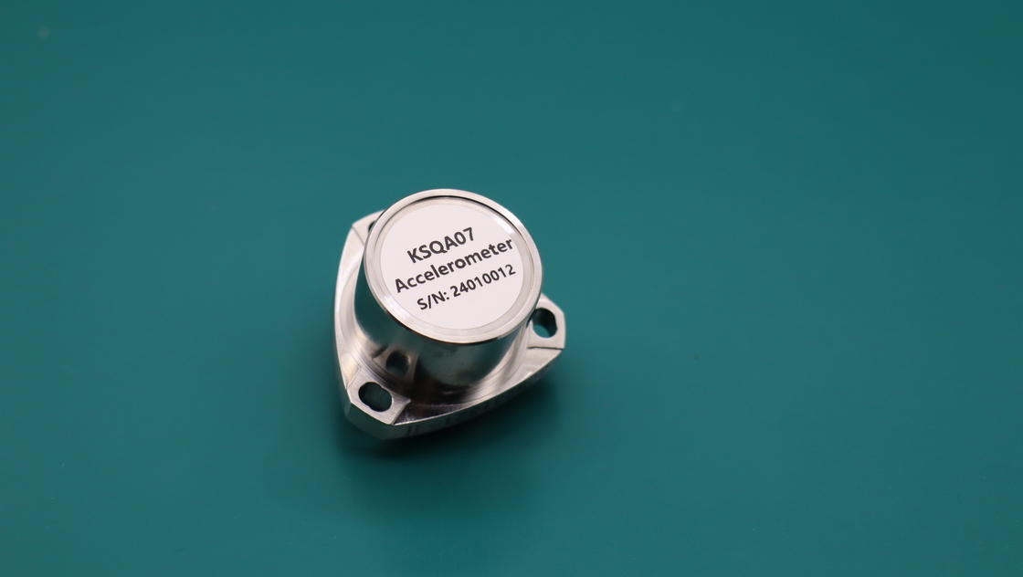 Quartzversnellingssensor voor inertie-metingseenheden met een resolutie < 1 μg en een temperatuursensitiviteit ≤ 10 μg/°C