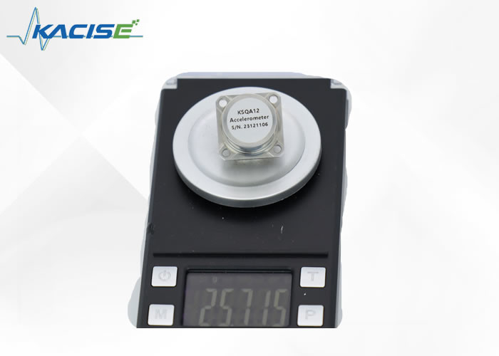 Precisie 0,6-1,3 mA/g Versnellingsmeter sensor < 5 μg Resolutie voor trillingsonderzoek ≤ 50 μg/g2