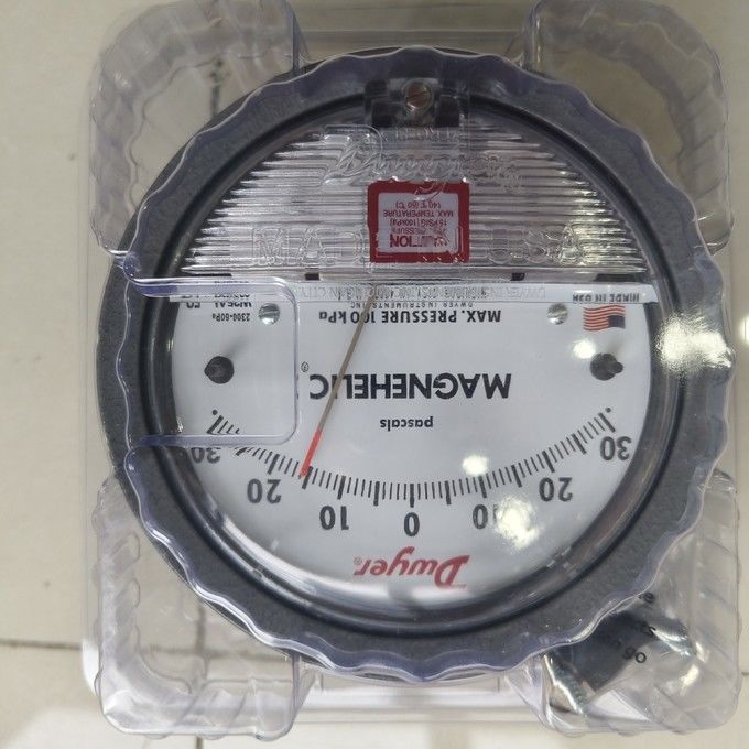 Dwyer Magnehelic 2300-60PA Differentiële drukmeter met 60-0-60 Pa bereik, ±2% nauwkeurigheid en IP67 behuizing