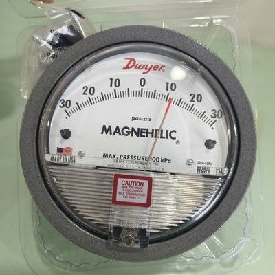 Dwyer Magnehelic 2300-60PA Differentiële drukmeter met 60-0-60 Pa bereik, ±2% nauwkeurigheid en IP67 behuizing