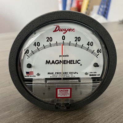 Dwyer-serie 2000 Magnehelicale differentialdrukmeter met ±2% FS-nauwkeurigheid en wrijvingsloze magnetische beweging voor toepassingen van 20-140 °F