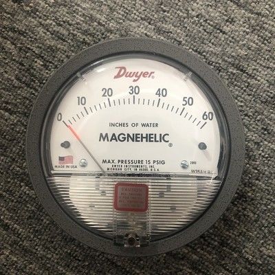 Magnehelicale differentialdrukmeter van de serie 2000 met mechanische werking IP67 weerbestendigheid en ±1% FS-nauwkeurigheid