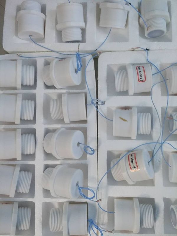 Ultrasone niveausensor van PTFE, geschikt voor levensmiddelen, met chemische bestendigheid en IP67-bescherming voor vloeistofniveaumeting