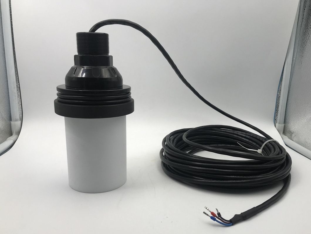 IP68 waterdichte ultrasone sensor met PTFE-behuizingsmateriaal en bereik van 0,5 - 12 m voor niveaumeting
