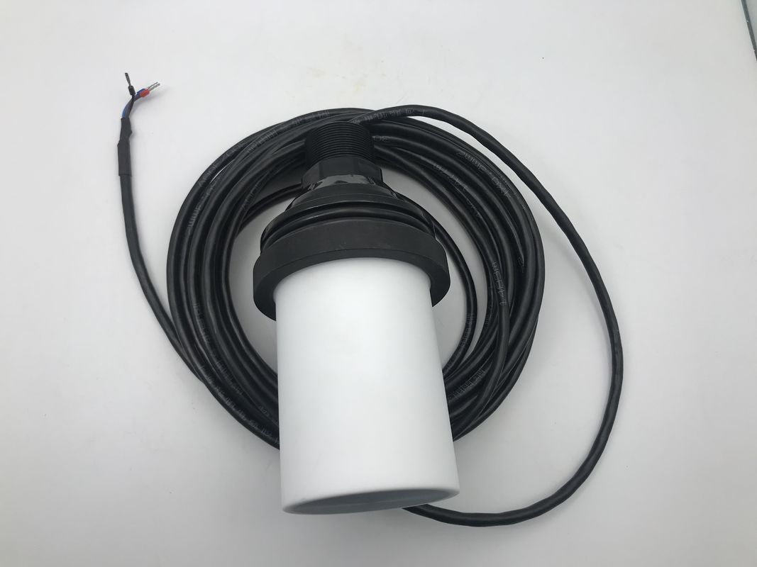 IP68 waterdichte ultrasone sensor met PTFE-behuizingsmateriaal en bereik van 0,5 - 12 m voor niveaumeting